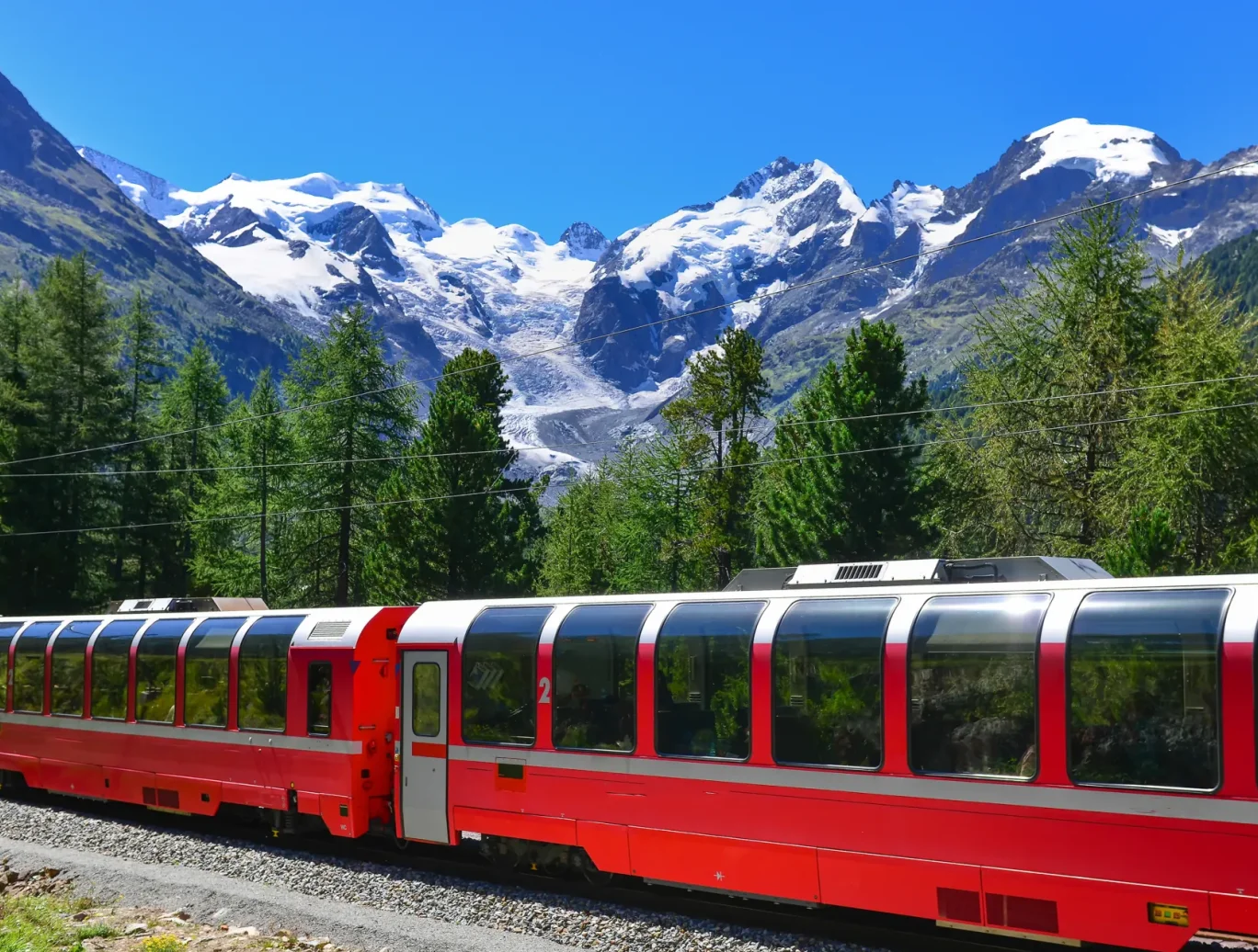 Rode Bernina Express voor besneeuwde bergtoppen
