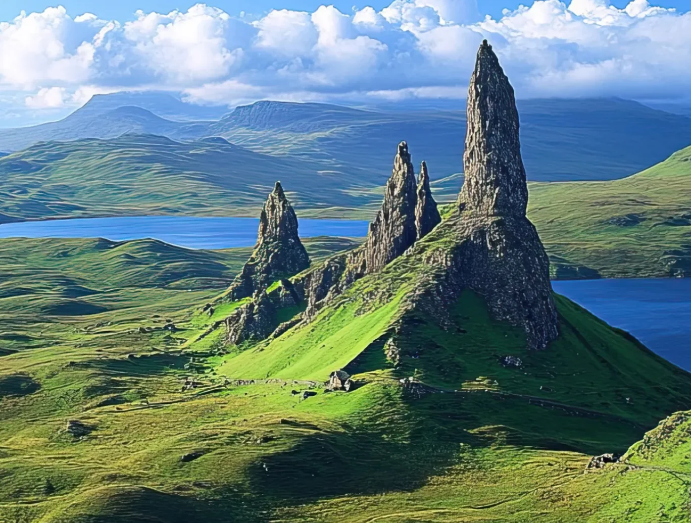 Old Man of Storr op het eiland Skye, tussen groene heuvels en meren