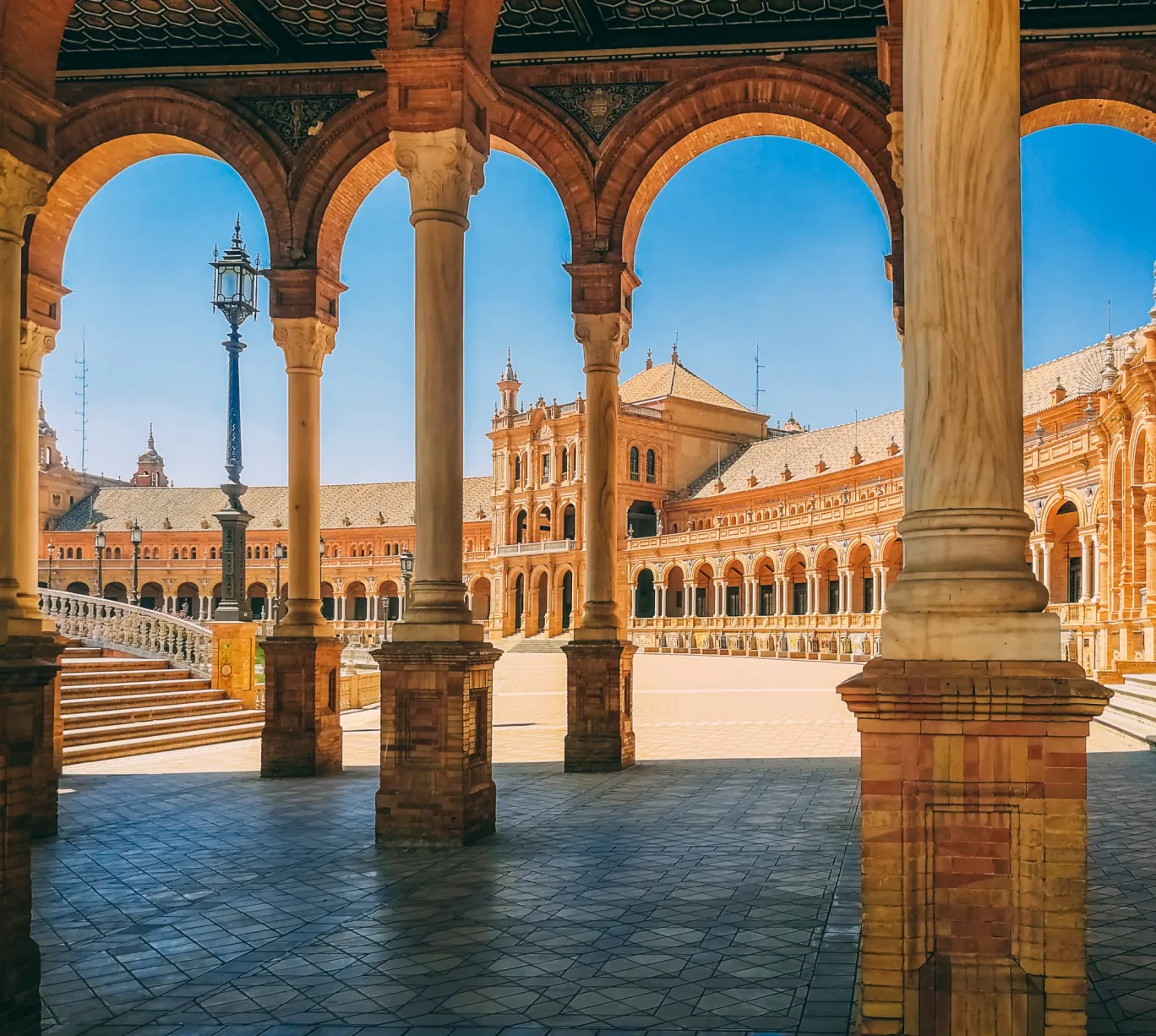 Plaza de España in Sevilla gezien door de zuilengalerij