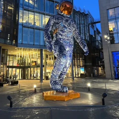 Groot astronautenbeeld voor een glazen gebouw