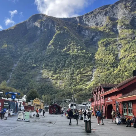Station van Flåm onder een steile berghelling