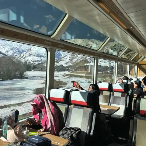 Panoramaramen van de Glacier Express met besneeuwde bergen