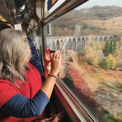 Reiziger fotografeert het Glenfinnan-viaduct vanuit de trein