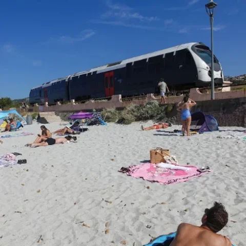 Treintje langs het strand op Corsica