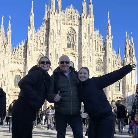 Drie reizigers voor de Dom van Milaan