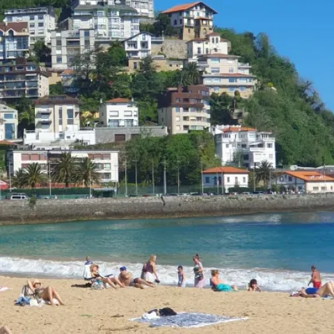 Strand van San Sebastián met villa's op de heuvel