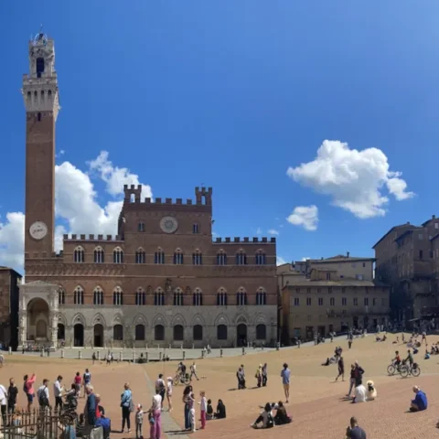 Piazza del Campo in Siena met de Torre del Mangia