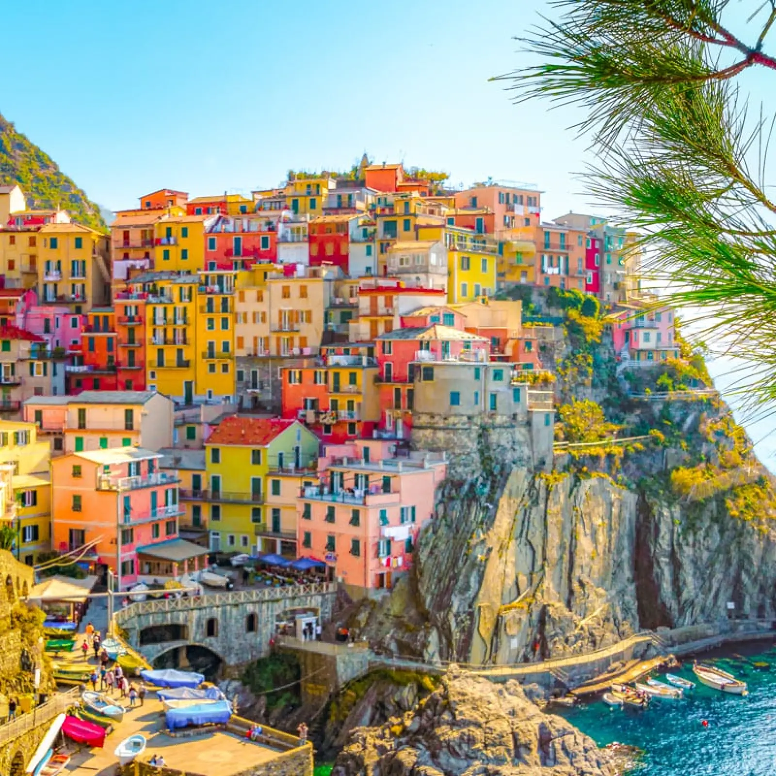Het dorp Manarola in Cinque Terre tegen de rotswand