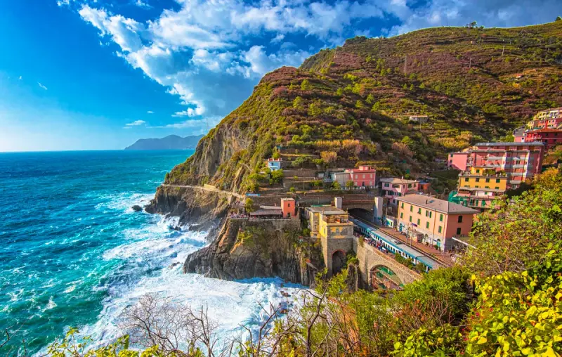 Gekleurde huizen van Cinque Terre op de rotsen boven zee