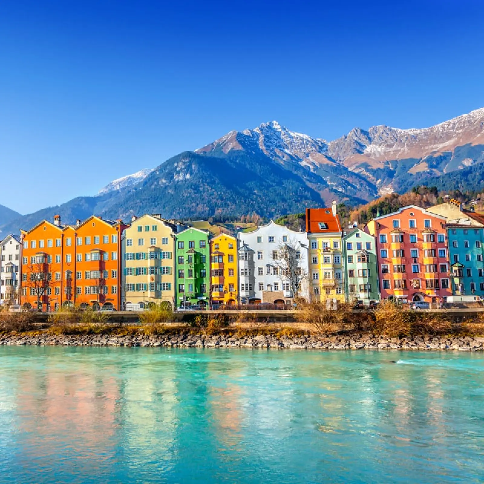 Kleurige huizen aan de rivier de Inn in Innsbruck