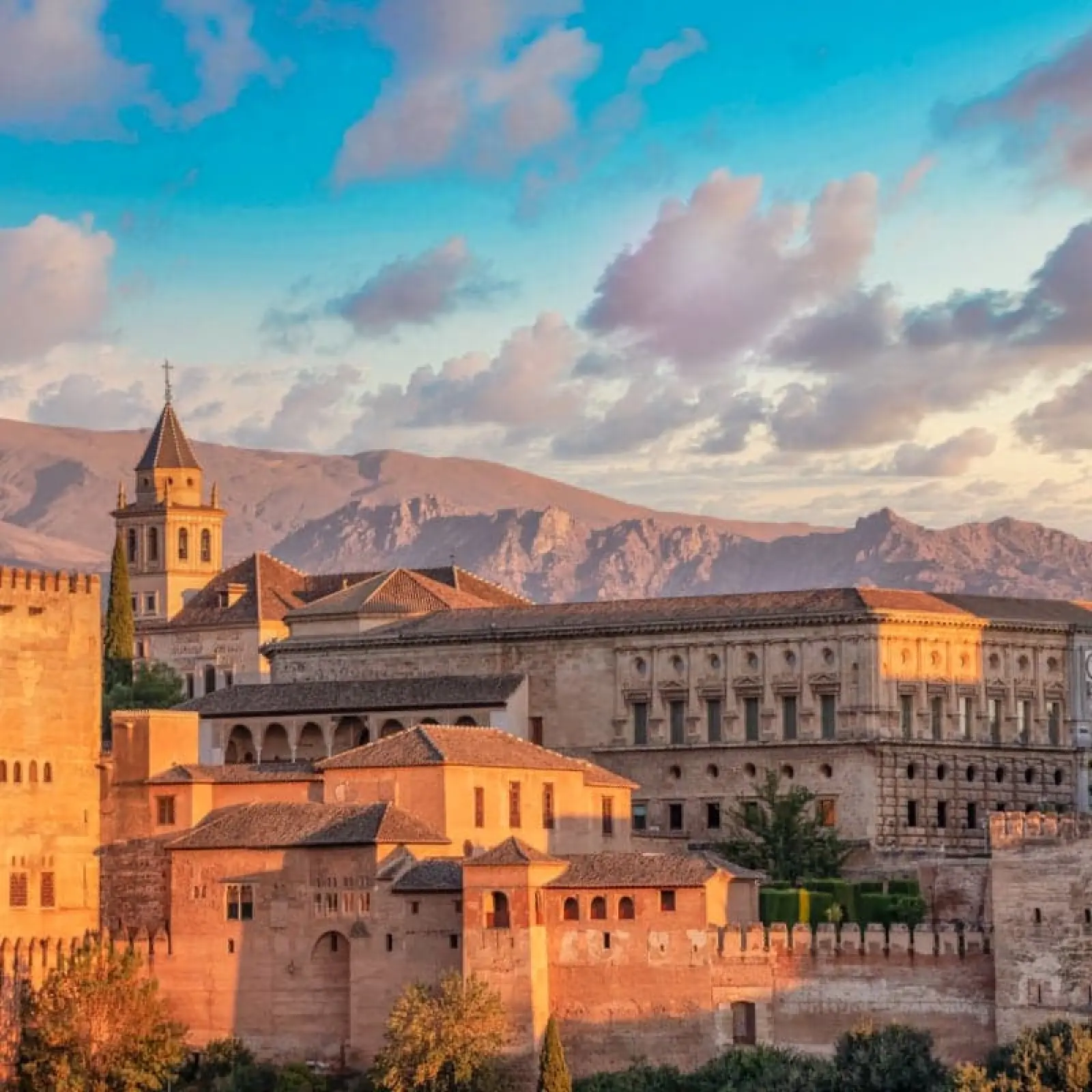 Het Alhambra in Granada bij zonsondergang