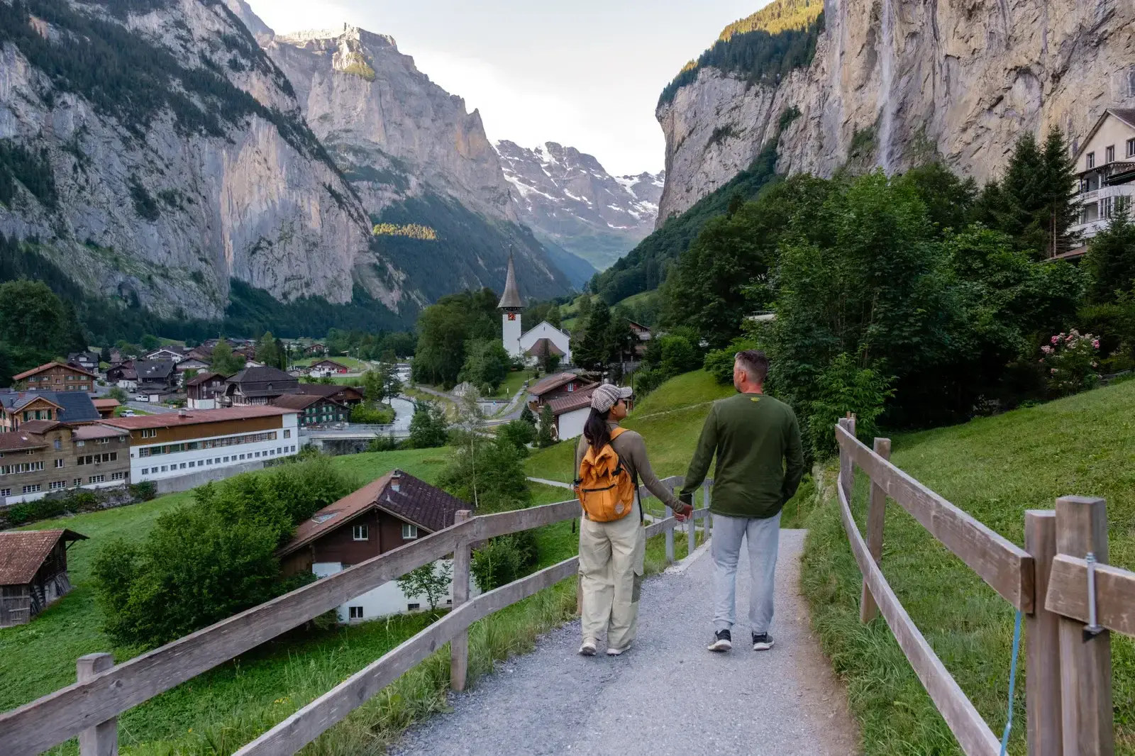 Stel wandelt hand in hand het dal van Lauterbrunnen in